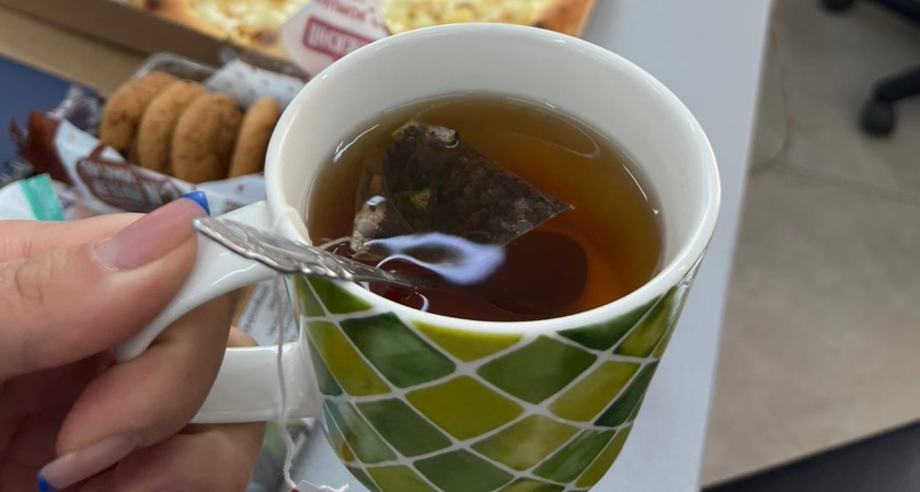 Этот чай запрещено пить людям после 50 лет: от него ногти ломаются и суставы ноют в непогоду - большинство даже не догадываются