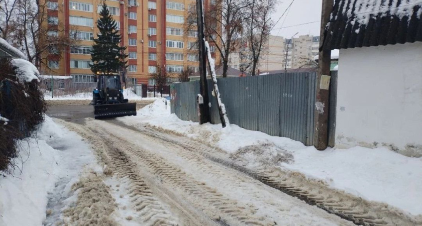 В Тамбове муниципальная техника помогает расчищать дворы и улицы после снегопадов
