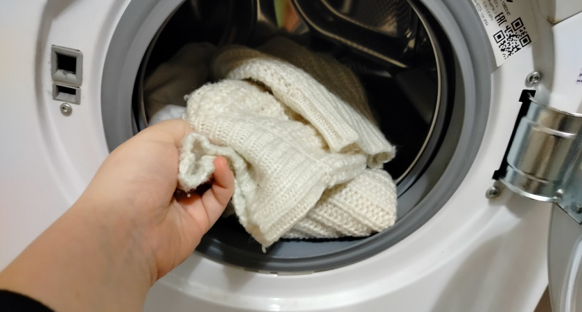 Присыпала щепоткой, подождала 10 минут — и жирное пятно с одежды «утекло»: без стирки и замачивания