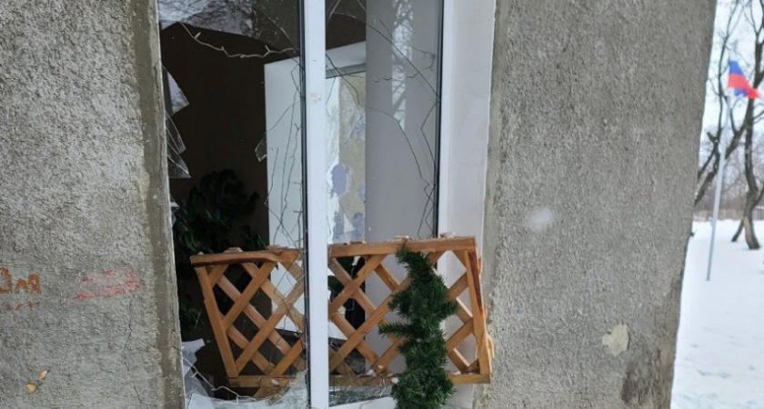 В селе Красносвободное задержали подозреваемого в повреждении здания Дома культуры