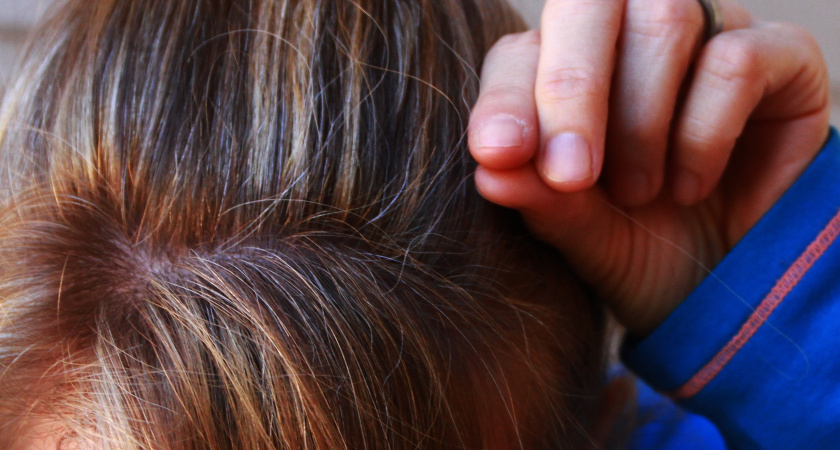 Добавляю 2 ложки в кефир и наношу на волосы - седина исчезает, только ослепительное сияние остается