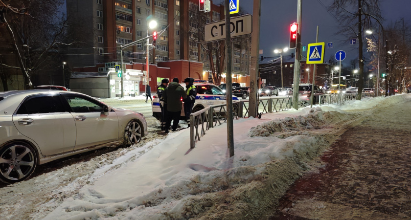 Почему инспекторы ДПС при проверке на дороге стали требовать телефон к осмотру – и как быть в такой ситуации