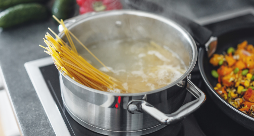 Когда правильно солить воду для макарон: до или после закипания - запомните раз и на всю жизнь