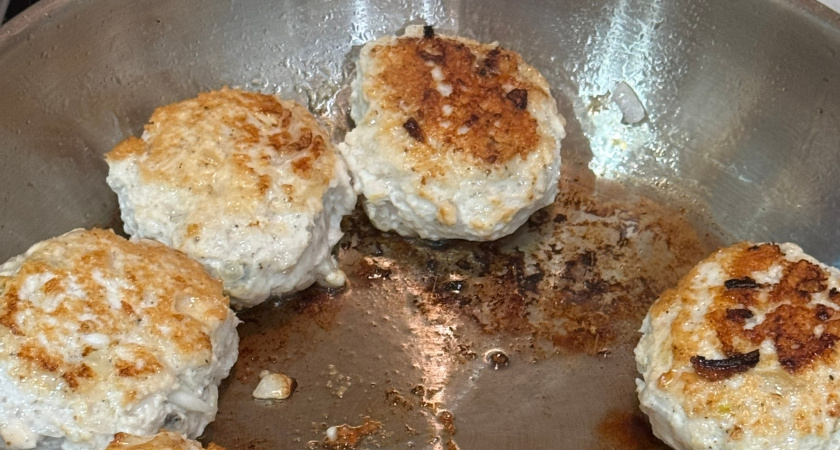 Почему нельзя вымешивать фарш руками: эти ошибки превращают нежные котлеты в сухие "подошвы"