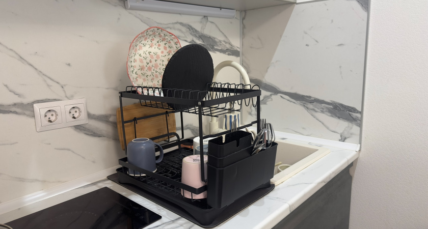 Сушилка для посуды больше не нужна: новый тренд освобождает кухню от беспорядка и возвращает свободное место