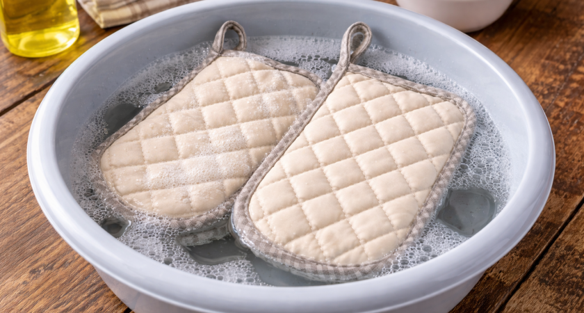 На ночь опускаю грязные прихватки в раствор, утром достаю чистыми: сияют белизной, как фата невесты 