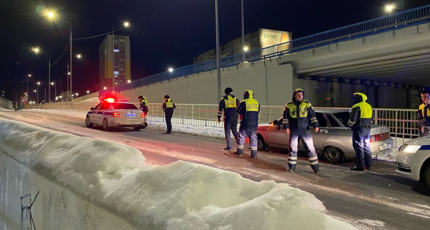 Инспектор ГИБДД просит "дунуть в трубочку": какие 3 статьи КоАП РФ часто нарушаются при этом - и как себя вести водителю