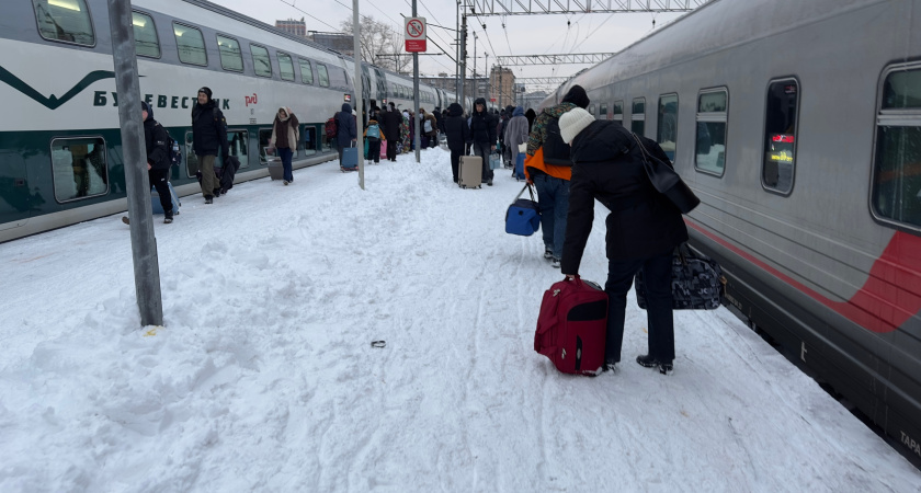 Попутчица решила, что переодеваться в купе при всех - нормально. И проводница сказала: "Ну и что?", а у меня другое мнение