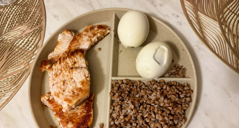 Почему я всю жизнь чистила яйца неправильно: знакомая повар показала один трюк - скорлупа сама отлетает от белка