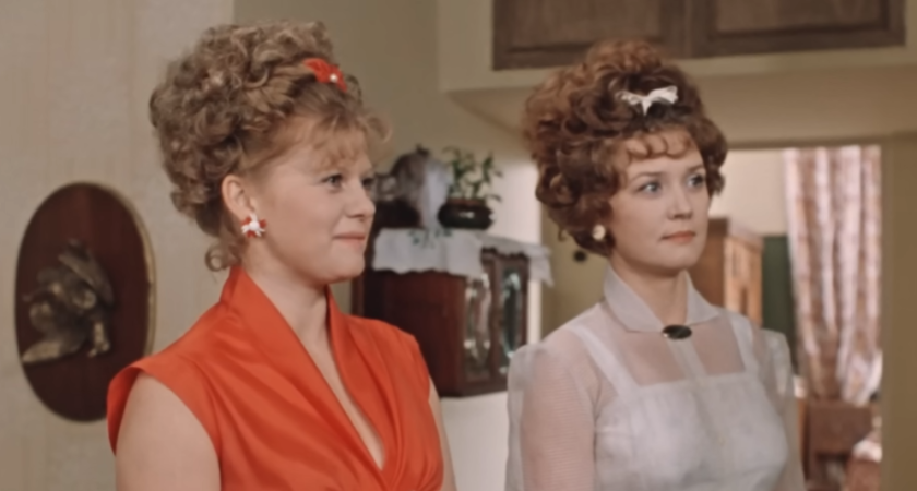 Этим странным способом в СССР укладывали волосы — прическа держалась неделю: сейчас так не делают