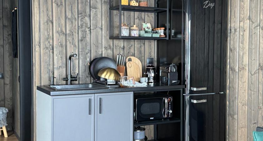 Исцарапанный холодильник выглядит как новенький: смешала 2 ингредиента, втерла — и все дефекты как ветром сдуло, техника снова сияет