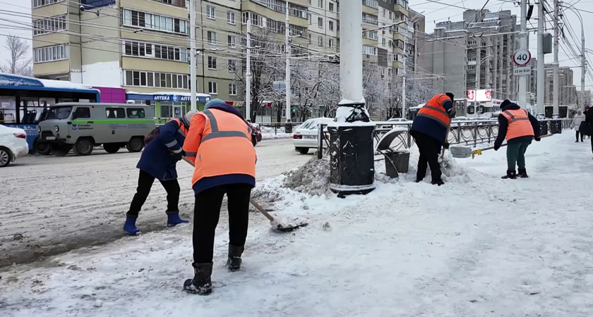 В Тамбове продолжают устранять последствия ночного снегопада