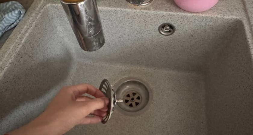 Эту хитрость не подскажет даже сантехник: как обычный крем для депиляции спас забитый слив