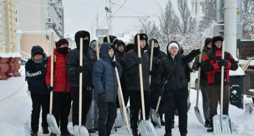 Около 100 человек помогли бороться со снегом в Тамбове за дополнительную плату
