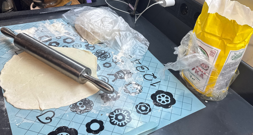 Ставлю тесто в микроволновку и через 15 минут леплю пирожки: поднимается мгновенно, и три часа ждать не надо