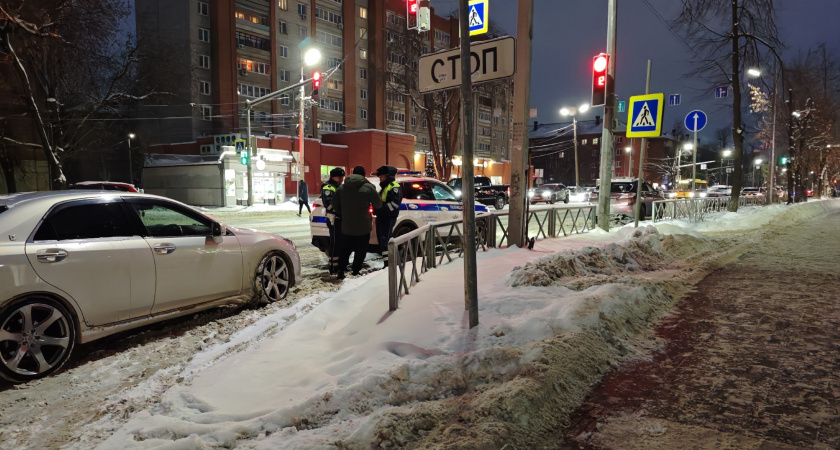В ГАИ дали ответ: должен ли водитель выходить из машины, если его остановил инспектор - или допускается просто открыть окно