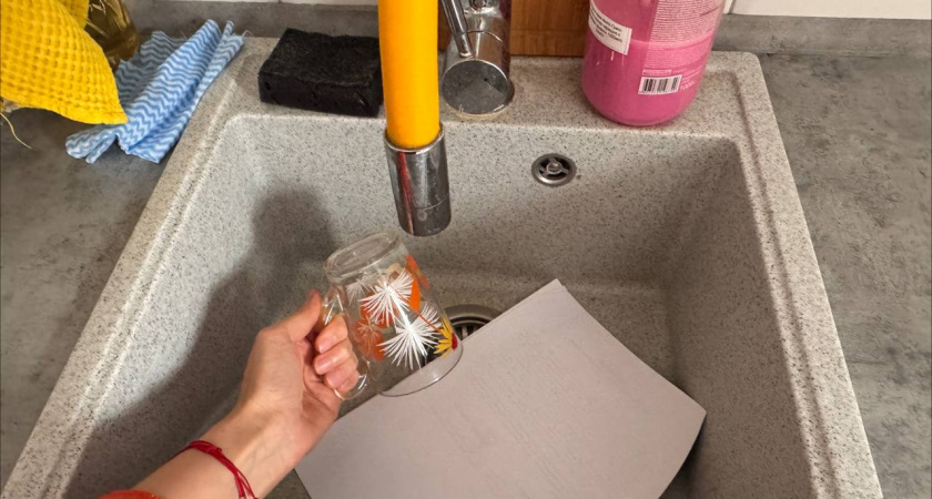 Когда уезжаю из дома, всегда кладу в раковину стакан и лист бумаги по совету соседки: довольна как слон