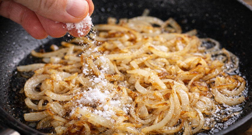Почему  шеф-повара добавляют соду при жарке лука: рассказываю, стоит ли игра свеч