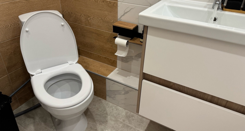 Чтобы в туалете всегда приятно пахло: простой трюк с втулкой, который работает лучше аэрозолей