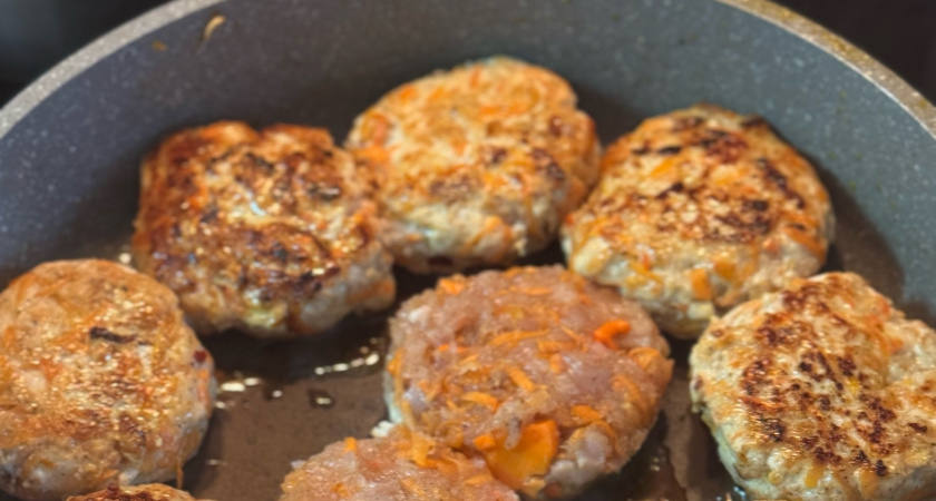 Лук в котлеты резать, тереть или молоть? Повара ответили на этот вопрос - вкус получается совершенно разный