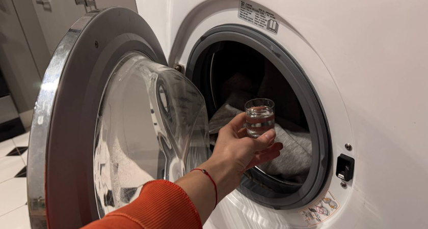 Рюмку в барабан — и стиралка скрипит от стерильности: ошметки грязи и и плесени вылетят в трубу со свистом