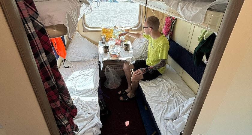 Почему они так делают? Выкупили с семьей три места в купе, а четвертое тут же заняли - маразм из поезда