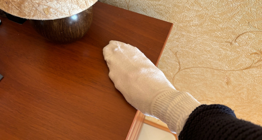 Надеваю носок на руку - и за уборку: не нарадуюсь своей хитрости - дома свежо, как после клининга