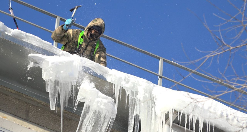 В Тамбове усилили очистку крыш от сосулек на фоне ожидаемого потепления