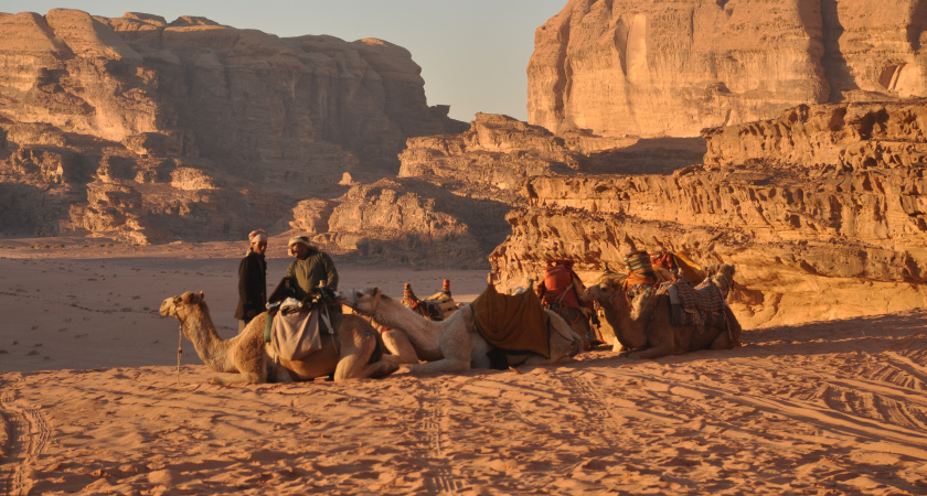 Почему бедуины в пустыне носят черную одежду - ведь в ней на солнце сильнее припекает