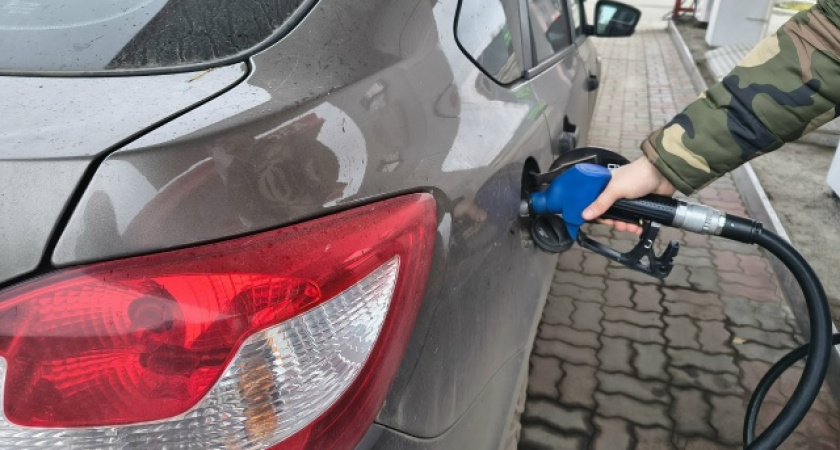 Почему после заправки на АЗС некоторые водители поднимают и трясут шланг: какой в этом смысл - и стоит ли так делать