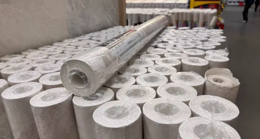 Виниловые обои отжили свое: мастера морщатся, когда их видят, и советуют в 2026 году клеить совсем другое