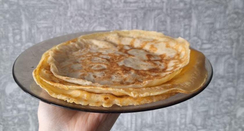 Блины на молоке - это уже прошлый век: перешла на микс с водой и теперь они тоньше, легче и все в дырочку