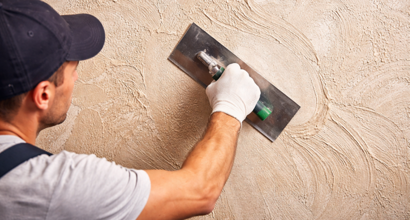 Обои или декоративная штукатурка: мастера подробно сравнили материалы для отделки стен в квартире и доме