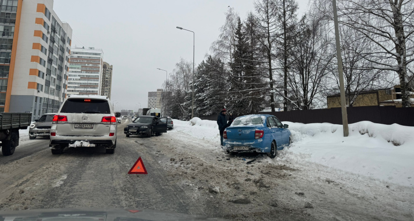 Как правильно объехать аварию, если слева сплошная линия: совет эксперта