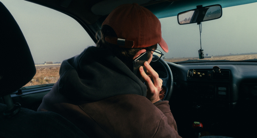 Госавтоинспекция напомнила водителям об опасности отвлечения за рулём