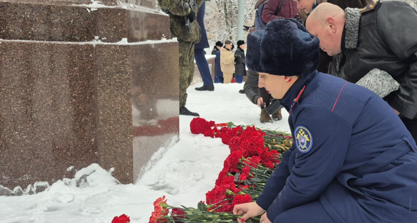 В Тамбове отметили День тамбовских героев: офицеры СК России возложили цветы к памятнику Зое Космодемьянской