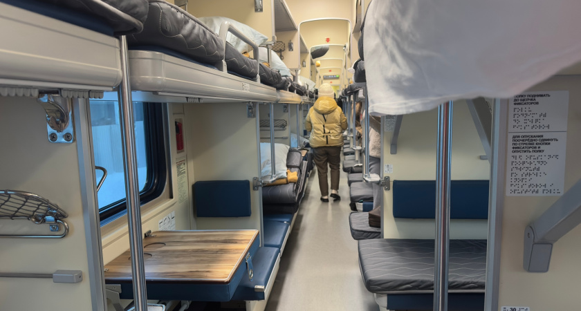 Новые плацкарты РЖД: личный столик и розетка у каждой полки, душ и два туалета — как изменится народный вагон к 2027 году