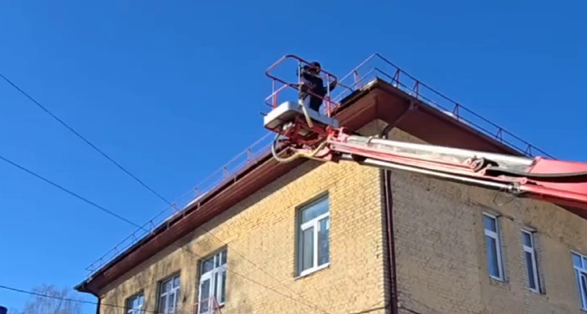 Спасатели Тамбова усилили работу по очистке крыш социальных объектов от наледи