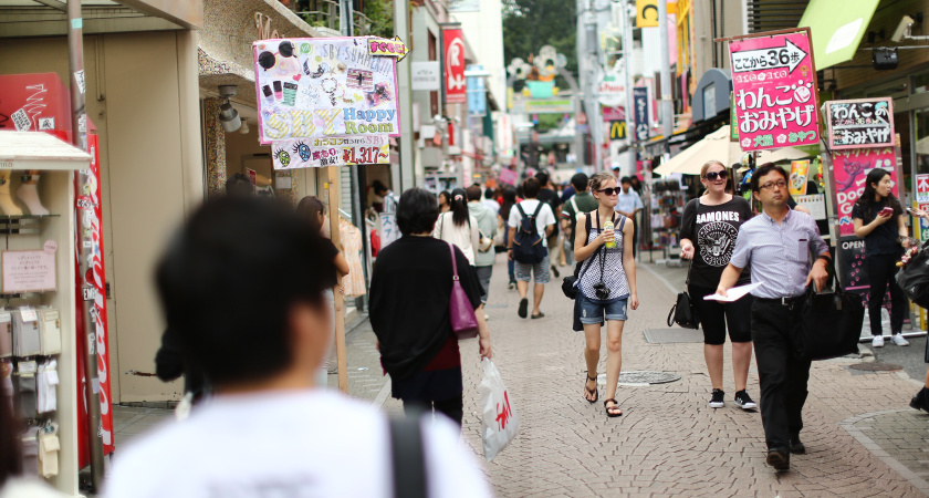 Почему японцы садятся на унитаз лицом вперед: причина удивляет — но логика в этом присутствует