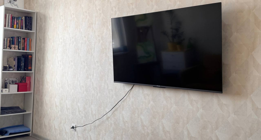 Телевизор висит, а провода бесят? Показываем, как скрыть их аккуратно и без пыли - советы экспертов