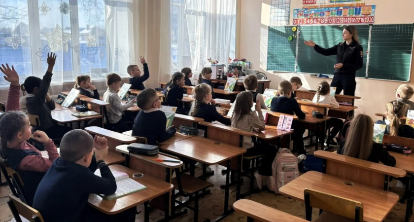 Зимние забавы под контролем: в Комсомольской школе напомнили детям о рисках на дороге и опасности тюбинга