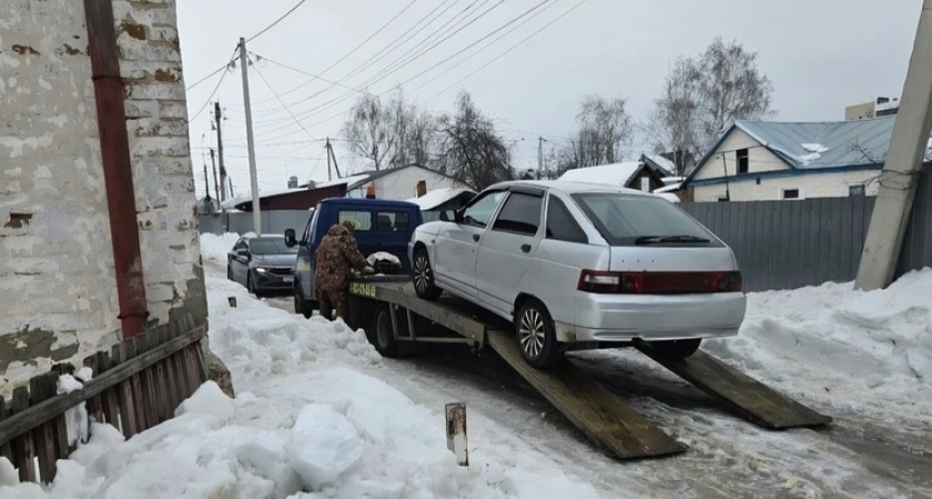 Приставы арестовали машину злостного неплательщика