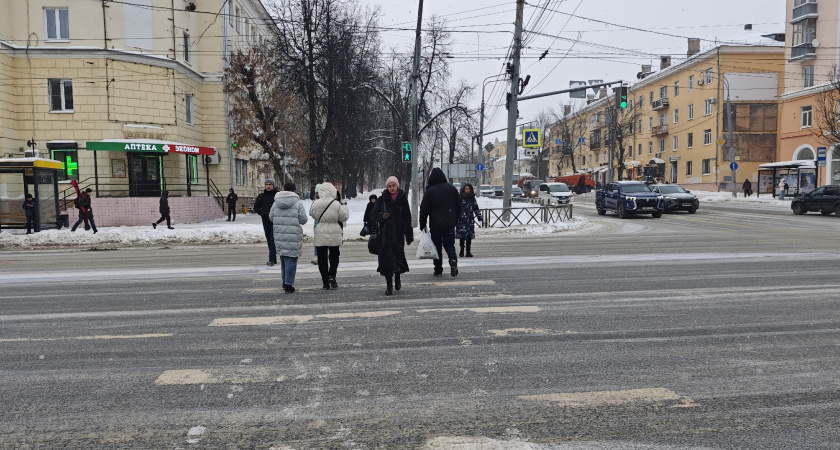 Пешеход не успел перейти дорогу полностью: должен ли водитель ждать или можно ехать сразу