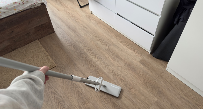 Без химии и разводов: простой раствор с 1 столовой ложкой держит чистоту полов до 7 дней - крутой лайфхак