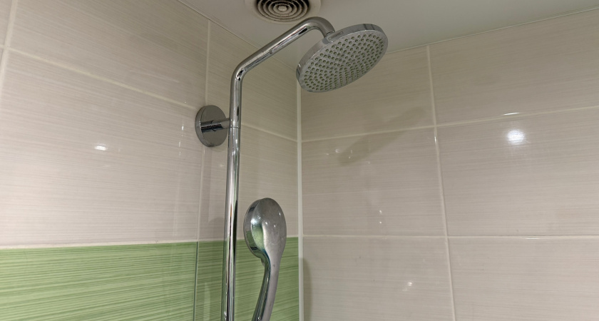 1 копеечный пузырек - и швы между плитками светлеют на глазах: ни известкового налета, ни черной плесени