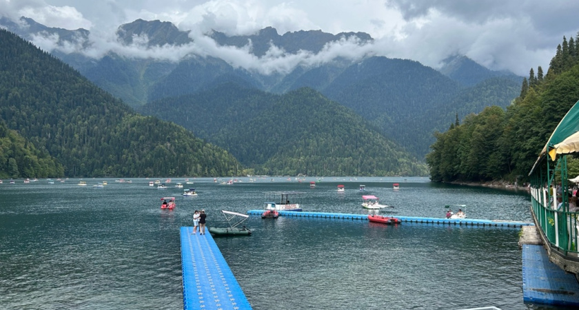 На наш Юг больше ни ногой, нашла другое место: вода теплая, не хамят и в 2 раза дешевле, чем в Абхазии