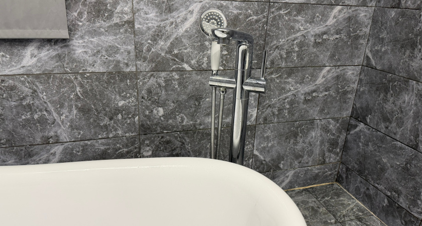 Плитка в ванной - уже прошлый век: теперь в тренде другое решение – недорогое, удобное и красивое