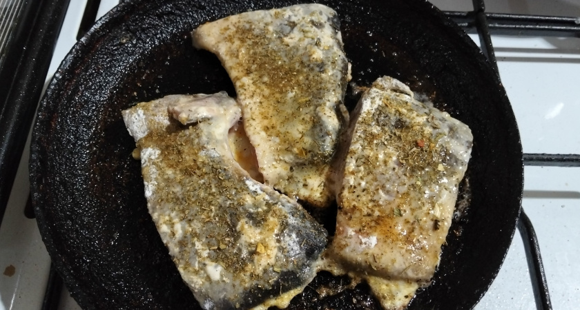 Нужно ли закрывать крышкой рыбу во время жарки - запомните на всю жизнь это простое правило