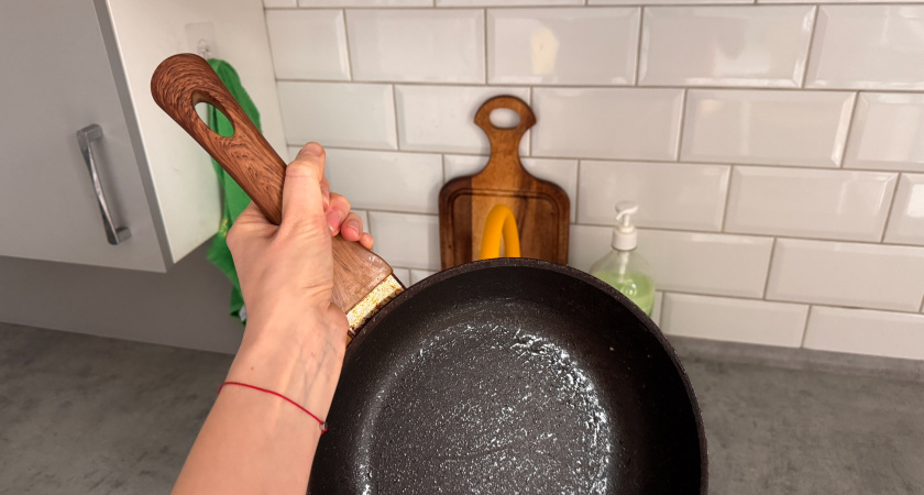 Не тру по полчаса: замачиваю сковороду с этим порошком и чищу фольгой - жир и столетний нагар отходят слоями