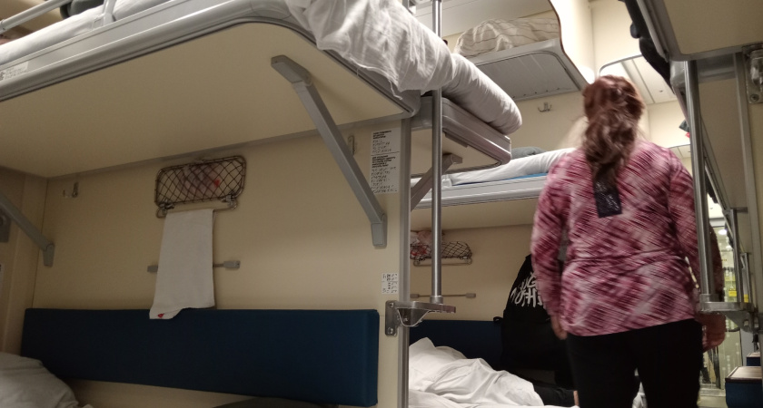 Борьба за нижние полки в поезде продолжается: наглые мамашки придумали новый способ заставить пассажира уступить полку снизу